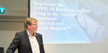Vortrag "Wie gestaltet man einen prüffähigen Claim?". Peter Simoneit. Urheber des Fotos: Nicolas Det. Alle Nutzungsrechte bezahlt durch die 1155PM consultants GmbH Vortrag "Wie gestaltet man einen prüffähigen Claim?". Peter Simoneit. Urheber des Fotos: Nicolas Det. Alle Nutzungsrechte bezahlt durch die 1155PM consultants GmbH