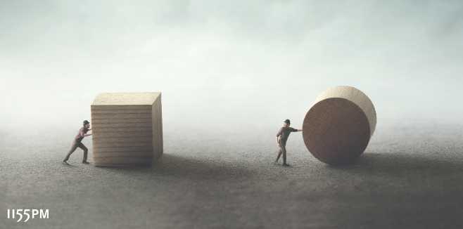 Quelle: istockphoto. Urheber: francescoch; Bild: M&auml;nner dr&uuml;cken verschiedene geometrische Formen aus Hol. Nutzungsrechte bezahlt durch 1155PM consultants GmbH