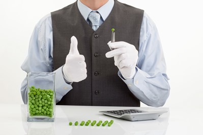 Claim Management. Eine Begriffsdefiniton. Bildnachweis: Quelle. istockphoto.com, Urheber: Tuned_in, Bildname: Mann h&auml;lt Erbse in tweezer und zeigen Daumen hoch 