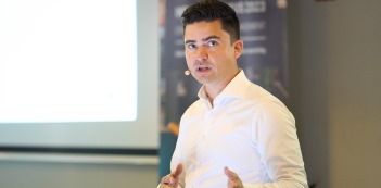 Vortrag "Der Bauzeitverl&auml;ngerungs-Claim". Vortragsreferent: Herr Daniel Wiese. Urheber des Bildes: Nicolas Det. Alle Nutzungsrechte bezahlt durch 1155PM consultants GmbH.