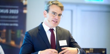 Dr. Adrian M&uuml;ller-Helle. Vortragsthema: Lessons Learned -Praxiserfahrungen aus der Anwendung von FIDIC-Vertr&auml;gen durch deutsche Unternehmen. Urheber des Bildes: Nicolas Det. Alle Nutzungsrechte bezahlt durch 1155PM consultants GmbH.