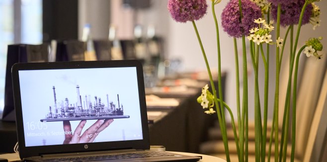 Fr&uuml;hbucherrabatt Early Bird Special zur Fachtagung INDUSTRIEFOKUS 2024: Contract und Claim Management. Urheber des Bildes: Nicolas Det. Alle Nutzungsrechte erworben durch 1155PM consultants GmbH.