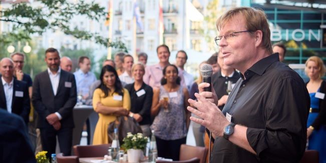 Vortrag &bdquo;IPA in Industrieprojekten: Braucht es noch Claims &ndash; oder ein neues Contract Management. Vortragsreferent Peter Simoneit. Urheber des Photos: Nicolas Det. Alle Nutzungsrechte erworben durch die 1155PM consultants GmbH.