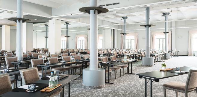 INDUSTRIEFOKUS 2021: Contract & Claim Management. Fachvortrag „Zuckerbrot und Peitsche - Erfahrungen mit Bonus-/ Malus-Regelungen in Projektverträgen. INDUSTRIEFOKUS 2021: Contract & Claim Management. Fachvortrag „Zuckerbrot und Peitsche - Erfahrungen mit Bonus-/ Malus-Regelungen in Projektverträgen.