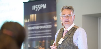 Vortragsreferent Dr. Götz-Sebastian Hök. Vortragsthema: „Vertragstreue im Spannungsfeld gruppendynamischer Prozesse auf der FIDIC-Baustelle" Vortragsreferent Dr. Götz-Sebastian Hök. Vortragsthema: „Vertragstreue im Spannungsfeld gruppendynamischer Prozesse auf der FIDIC-Baustelle"