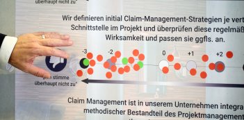 Stimmunsgbild "Contract & Claim Management", moderiert durch Jürgen Hahn und Tom Mückel. Urheber des Bildes: Nicolas Det. Alle Nutzungsrechte bezahlt durch 1155PM consultants GmbH. Stimmunsgbild "Contract & Claim Management", moderiert durch Jürgen Hahn und Tom Mückel. Urheber des Bildes: Nicolas Det. Alle Nutzungsrechte bezahlt durch 1155PM consultants GmbH.