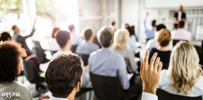 Kompakt-Seminar & Schulung. Ein ganzer Tag, der Ihr Projektteam fit macht für die grundsätzlichen Aufgaben im Contract & Claim Management im Projektalltag. Quee: istockphoto.com. Urheber: skynesher; Bild: Rückblick auf einen Geschäftsmann, der auf einem Seminar die Hand legt, Nutzungsrechte bezahlt durch 1155PM consultants GmbH Kompakt-Seminar & Schulung. Ein ganzer Tag, der Ihr Projektteam fit macht für die grundsätzlichen Aufgaben im Contract & Claim Management im Projektalltag. Quee: istockphoto.com. Urheber: skynesher; Bild: Rückblick auf einen Geschäftsmann, der auf einem Seminar die Hand legt, Nutzungsrechte bezahlt durch 1155PM consultants GmbH